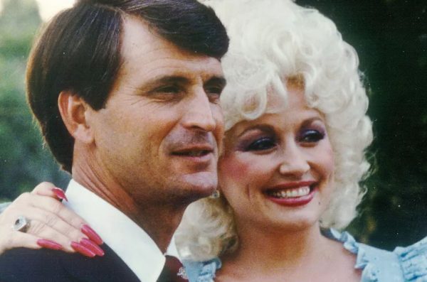 H ατεκνία, η τρίτη γυναίκα και 60 χρόνια μαζί: Η Ντόλι Πάρτον αποχαιρετά τον σύζυγο της