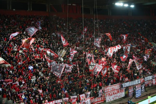 «Καμίνι» το Καραϊσκάκη, φανταστική ατμόσφαιρα στο ντέρμπι με τον Παναθηναϊκό