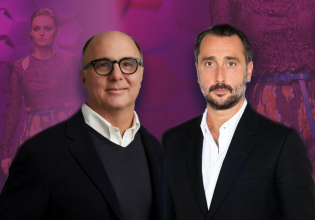 Πίσω από το ντιλ Prada-Versace που αλλάζει την αγορά – Οι κερδισμένοι και οι χαμένοι