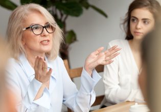 Αργεί να σπάσει η «γυάλινη οροφή» στην ΕΕ – Μόνο το 35% των διευθυντικών θέσεων κατέχουν γυναίκες