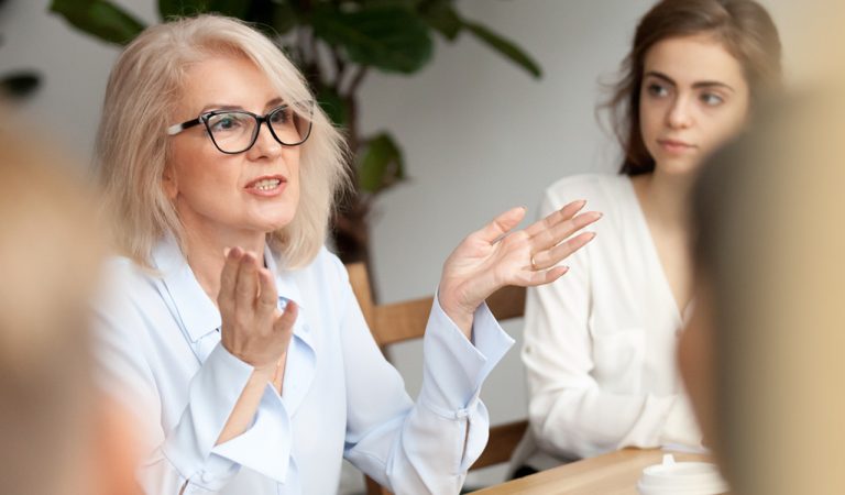 Αργεί να σπάσει η «γυάλινη οροφή» στην ΕΕ – Μόνο το 35% των διευθυντικών θέσεων κατέχουν γυναίκες