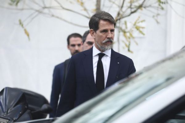 Παύλος Ντε Γκρες: Ο δήμαρχος Ανατολικής Μάνης τον προσφώνησε «πρίγκηπα» και ο μητροπολίτης «υψηλότατο»