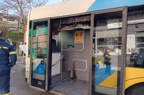 Πεντέλη: Στις φλόγες αστικό λεωφορείο – Στο νοσοκομείο με αναπνευστικά προβλήματα ο οδηγός