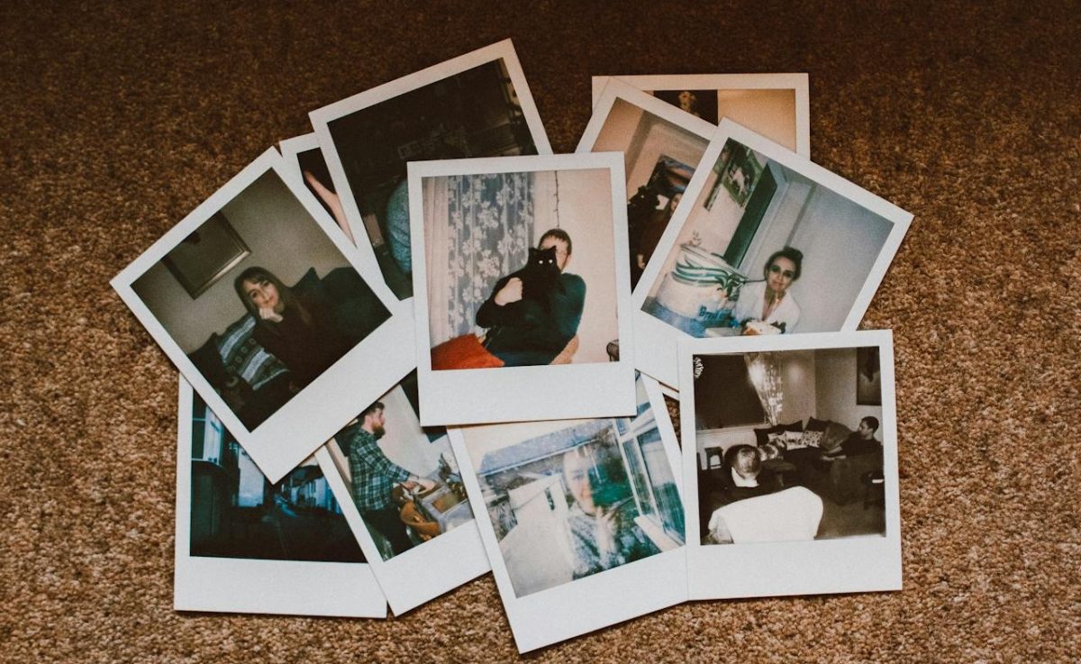 Αυτό-«κριντζάρω»: Γιατί δεν αντέχουμε να βλέπουμε παλιές μας φωτογραφίες;