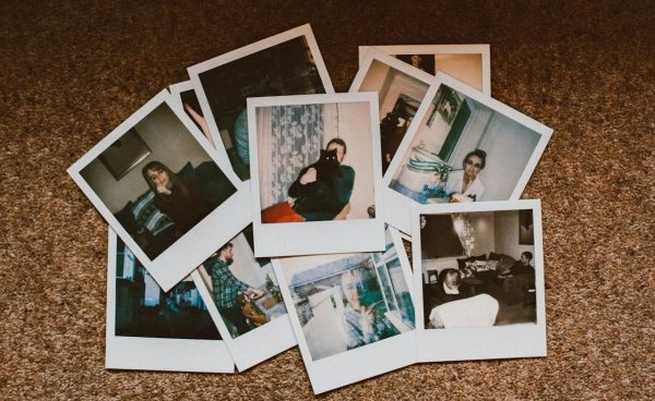 Αυτό-«κριντζάρω»: Γιατί δεν αντέχουμε να βλέπουμε παλιές μας φωτογραφίες;