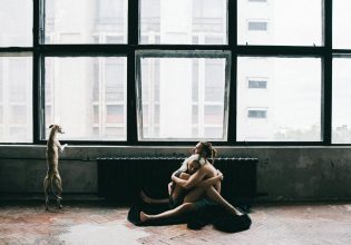 Δουλειά και έρωτες: Τι ρόλο παίζει το επάγγελμα στις σχέσεις μας;