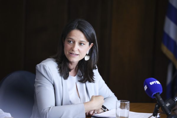 Κατώτατος μισθός: «Από την αύξηση ωφελούνται 1,6 εκατ. πολίτες» λέει η Κεραμέως
