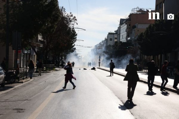Ένταση έξω από τα γραφεία της Hellenic Train στην Συγγρού – 14 προσαγωγές από την αστυνομία