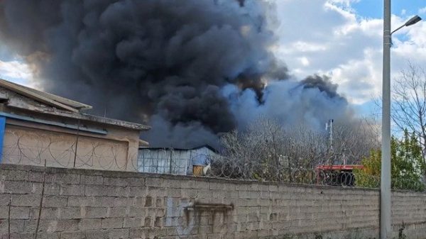 Φωτιά τώρα σε αποθήκη στον Ταύρο – Μήνυμα από το 112