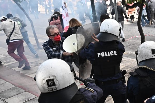 Πανεκπαιδευτικό συλλαλητήριο: Ένταση και χημικά στο κέντρο της Αθήνας