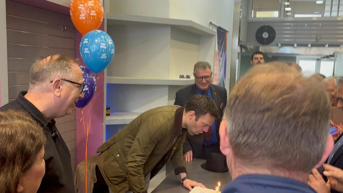 Ετοίμασαν τούρτα για τα γενέθλια του Στέφανου Κασσελάκη στη Λαμία