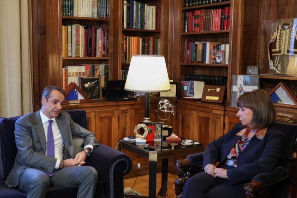 Εβδομάδα με προανακριτική, ανασχηματισμό, ορκωμοσία Τασούλα – Συνάντηση σήμερα Μητσοτάκη με Σακελλαροπούλου