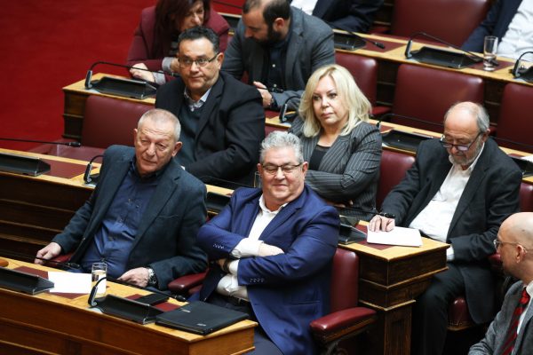 Το ΚΚΕ βάζει το ερώτημα, τι μετέφερε το τρένο – Γιατί ήταν στο σημείο αξιωματικοί της Πολεμικής Αεροπορίας;