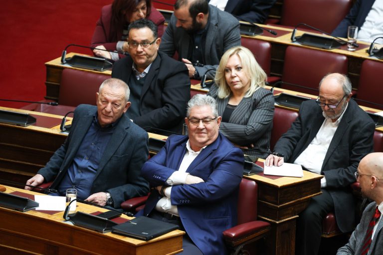 Το ΚΚΕ βάζει το ερώτημα, τι μετέφερε το τρένο – Γιατί ήταν στο σημείο αξιωματικοί της Πολεμικής Αεροπορίας;