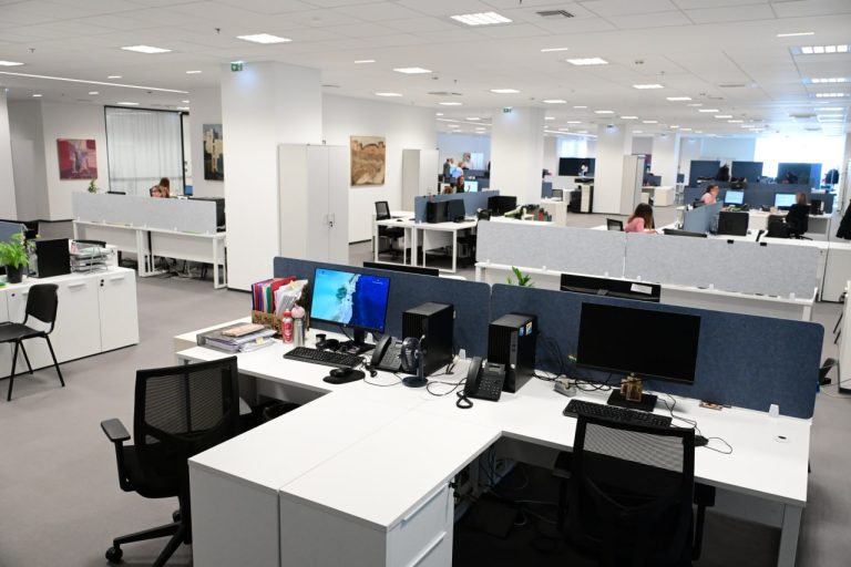 Κυριάκος Πιερρακάκης: «Ταφόπλακα» στα σενάρια επαναφοράς των δώρων σε δημοσίους υπαλλήλους και συνταξιούχους