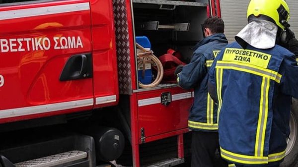 Φωτιά στο κέντρο της Αθήνας – Κλειστή η οδός Αμερικής