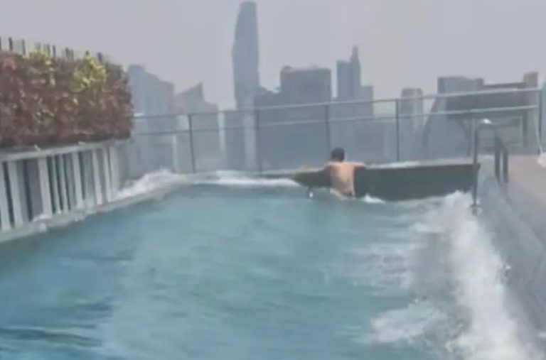 Μπανγκόκ: Άνδρας δίνει μάχη για να παραμείνει όρθιος σε πισίνα τη στιγμή του φονικού σεισμού