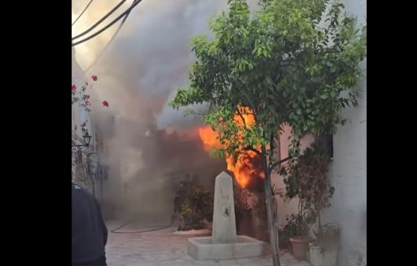 Πόρος: Κάηκε ολοσχερώς το ιστορικό εκκλησάκι της Υπαπαντής – Βίντεο