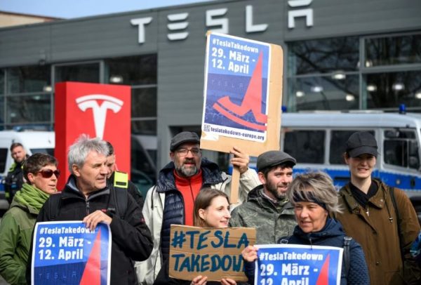 Το αντιαμερικανικό αίσθημα ανεβαίνει στην Ευρώπη, ο Τραμπ πυροδοτεί την οργή