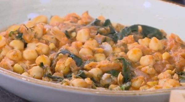 Συνταγή: Ρεβύθια με σπανάκι, ντομάτα και λεμόνι