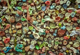 Από το στόμα μας στο περιβάλλον: Η άγνωστη ρύπανση της τσίχλας