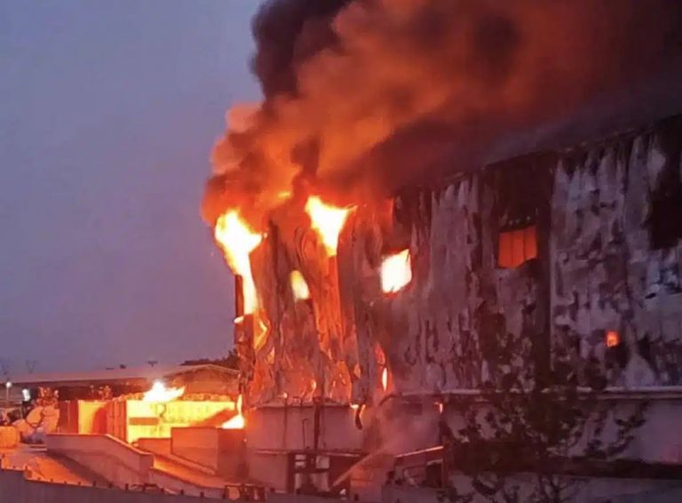 Ριτσώνα: Εργοστάσιο ανακύκλωσης καίγεται ολοσχερώς – 112 για τους πυκνούς καπνούς