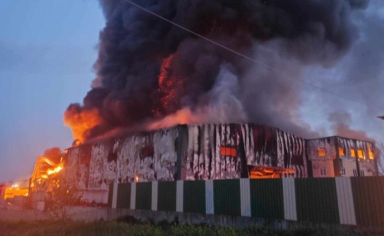 Μεγάλη φωτιά σε εργοστάσιο στη Ριτσώνα – Μεγάλη κινητοποίηση της Πυροσβεστικής