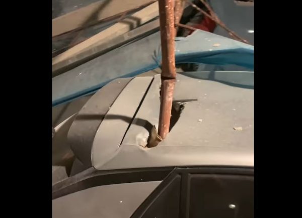 Ρόδος: Κατέρρευσε μεγάλη σκαλωσιά που είχε τοποθετηθεί σε ξενοδοχείο – Ζημιές σε περισσότερα από 20 οχήματα