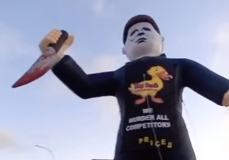 Έχουμε νικητή: Προμόταρε την επιχείρησή του με μια κούκλα δολοφόνου εκεί που μαχαιρώθηκε μέχρι θανάτου ένας 15χρονος