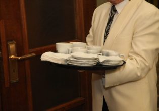 Πώς ο τομέας των υπηρεσιών φρενάρει την αποκλιμάκωση του πληθωρισμού