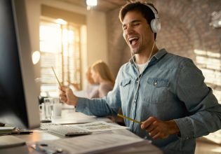 Βάλε την μουσική στην ζωή σου: Τα οφέλη που θα σε πείσουν