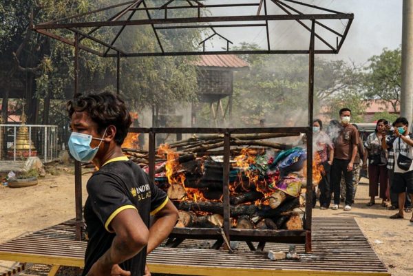 Μιανμάρ: «Αναγκάστηκαν να αποτεφρώσουν τους αγαπημένους τους στον δρόμο» – Τουλάχιστον 1.700 οι νεκροί