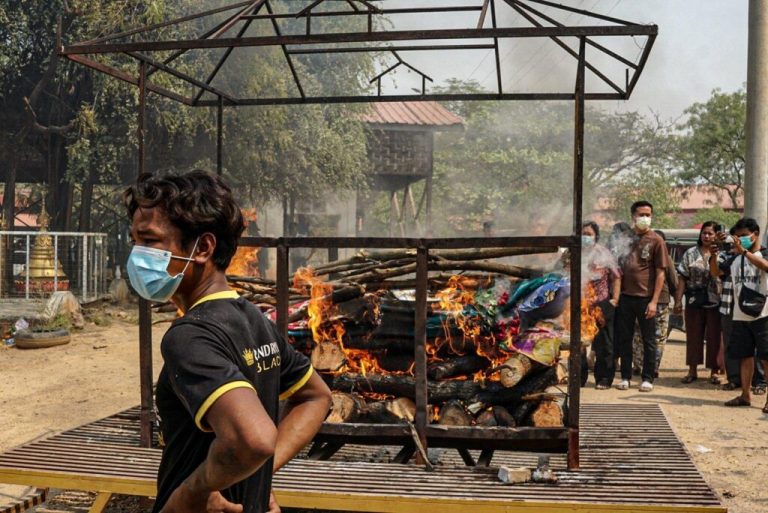 Μιανμάρ: «Αναγκάστηκαν να αποτεφρώσουν τους αγαπημένους τους στον δρόμο» – Τουλάχιστον 1.700 οι νεκροί