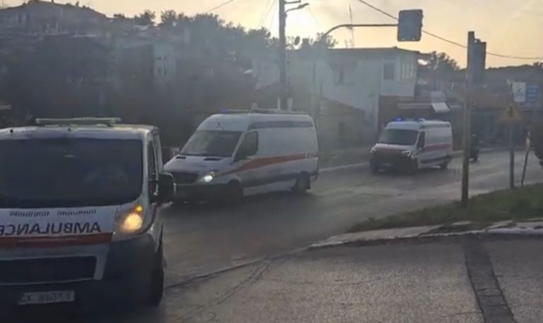 Βόρεια Μακεδονία: Έφτασαν στο νοσοκομείο Παπανικολάου τα τρία ασθενοφόρα με τους εγκαυματίες