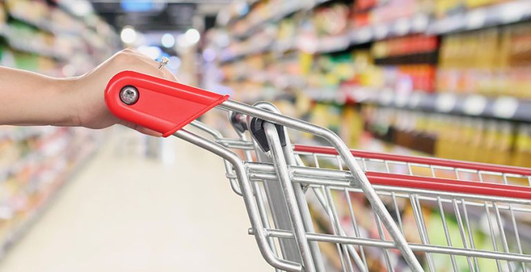 Πώς εξανεμίζεται ο μισθός – Ποια τρόφιμα «σέρνουν» τον χορό της ακρίβειας [γραφήματα]