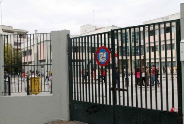 Άγιοι Ανάργυροι: Συνελήφθη 20χρονος για σεξουαλική επίθεση σε 5χρονη μέσα από τα κάγκελα νηπιαγωγείου