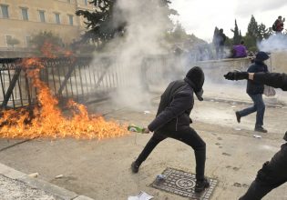 Τέμπη: Ποινική δίωξη για βαριά αδικήματα στους συλληφθέντες για τα επεισόδια στο κέντρο της Αθήνας
