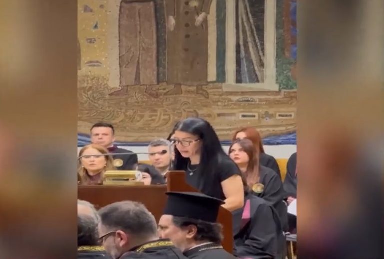 ΑΠΘ: Το πτυχίο παρέλαβαν οι γονείς της Κέλλυς Πορφυρίδου που σκοτώθηκε στα Τέμπη – Συγκίνησε η μητέρα της