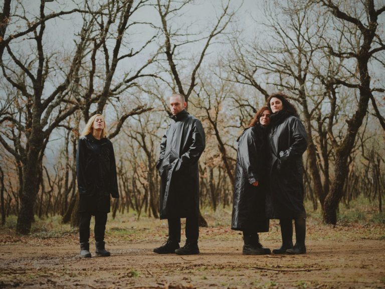 «Το τέρας»: Η Ηρώ Μπέζου φέρνει το νέο έργο της στο Θέατρο Τέχνης