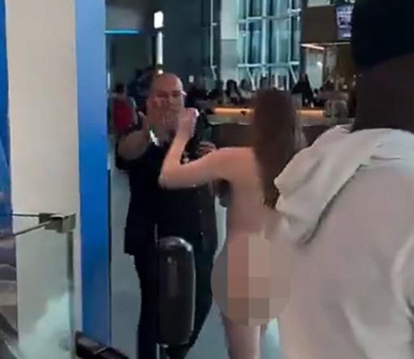 Τέξας: Γυναίκα έτρεχε γυμνή στο αεροδρόμιο – Δάγκωσε και τραυμάτισε με μολύβι εργαζόμενο