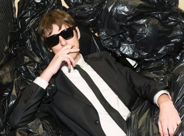 Ο μεγαλύτερος φόβος των rock stars: Ο The Dare επιχείρησε crowd surfing αλλά κανείς δεν το κατάλαβε