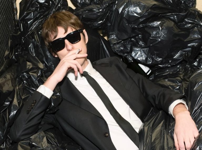 Ο μεγαλύτερος φόβος των rock stars: Ο The Dare επιχείρησε crowd surfing αλλά κανείς δεν το κατάλαβε