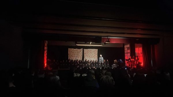 «Μάνα θα αργήσω»: Τίμησαν στο Αρκαλοχώρι τα 57 θύματα στα Τέμπη με μια παράσταση-προσευχή από 35 μαθητές