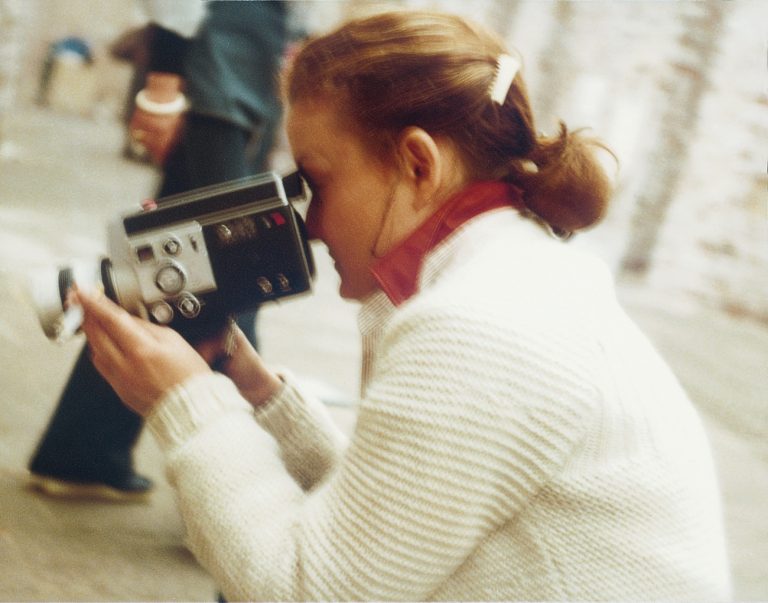 Με μια κάμερα Super 8 στο χέρι – Έκθεση με το φιλμικό αρχείο της καλλιτέχνιδας Διοχάντης