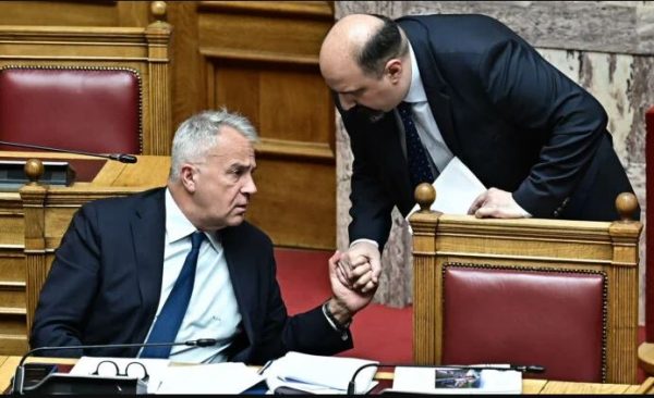 Άναψαν τα αίματα στη Βουλή: Ο χουντικός υπουργός και η θαυμάστρια του Στάλιν