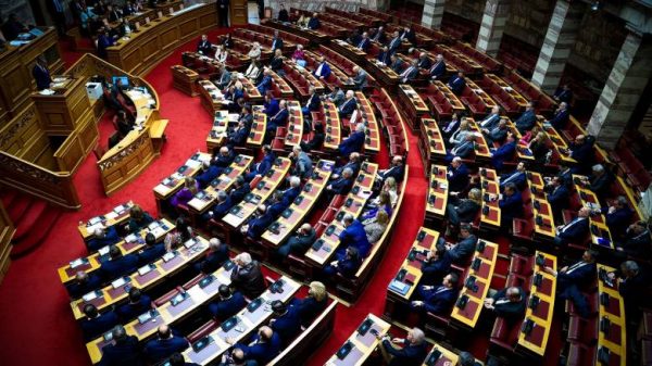 Η κυβέρνηση ψάχνει σανίδα σωτηρίας ανοίγοντας μέτωπο με την αντιπολίτευση