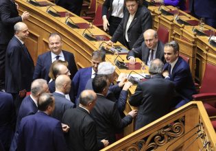 Πρόταση δυσπιστίας: Σε συμπληγάδες η κυβέρνηση παρά το γεγονός πως δεν πέρασε η μομφή