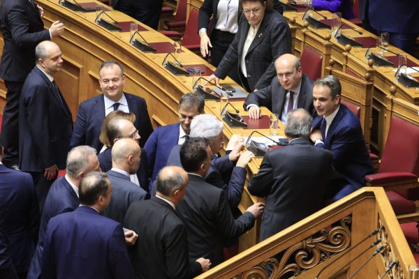 Πρόταση δυσπιστίας: Σε συμπληγάδες η κυβέρνηση παρά το γεγονός πως δεν πέρασε η μομφή
