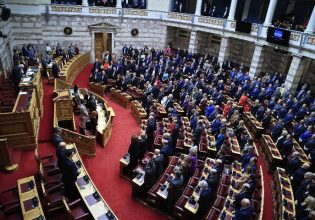 Φίλια πυρά, διαφοροποιήσεις και χειροκροτήματα διαταράσσουν την ενδοκυβερνητική ισορροπία