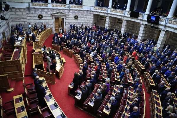 Φίλια πυρά, διαφοροποιήσεις και χειροκροτήματα διαταράσσουν την ενδοκυβερνητική ισορροπία